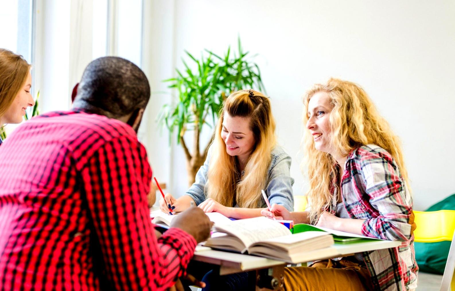 Étude de documents budgétaires avec calculatrice et notes manuscrites