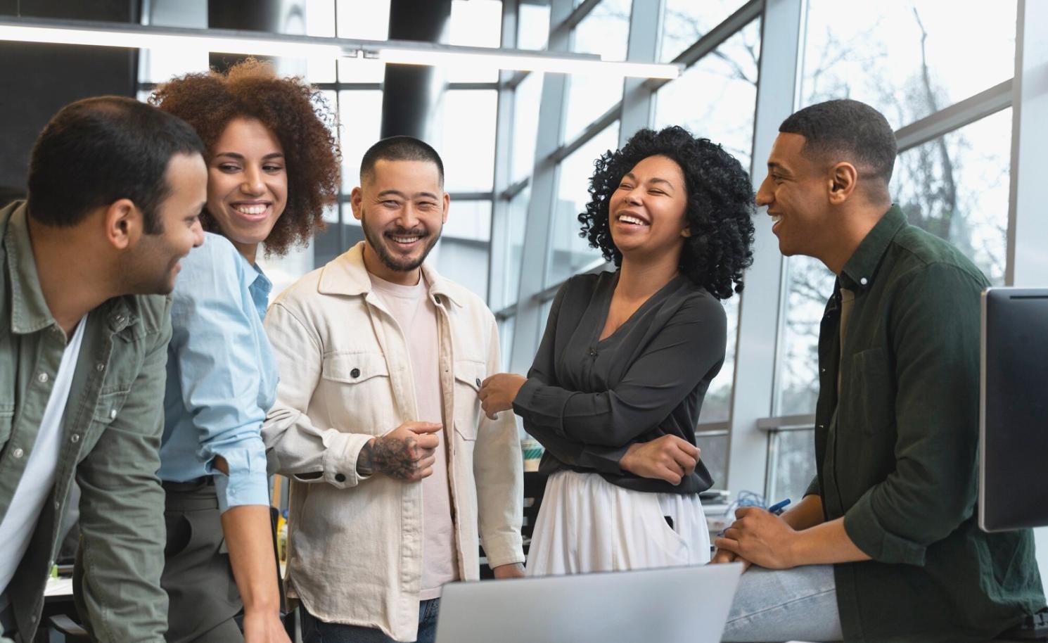 Personne travaillant sur son budget personnel avec des documents financiers