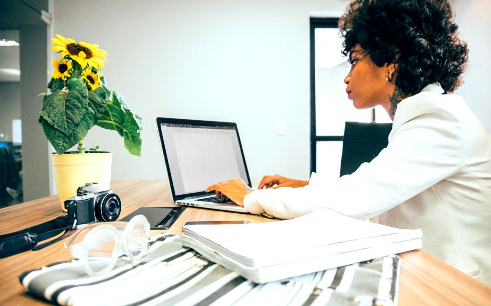 Séance de formation en gestion budgétaire avec analyse de documents financiers